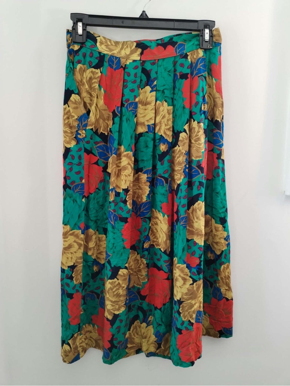 Women’s Vintage Floral Pleated Midi Skirt in Green, Red & Gold - Size Small 26”W